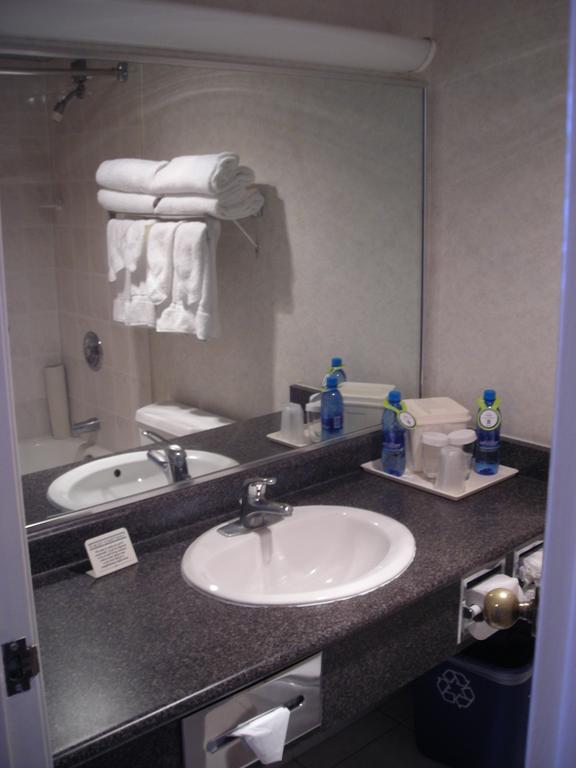 Quality Hotel Downtown-Inn At False Creek 밴쿠버 객실 사진