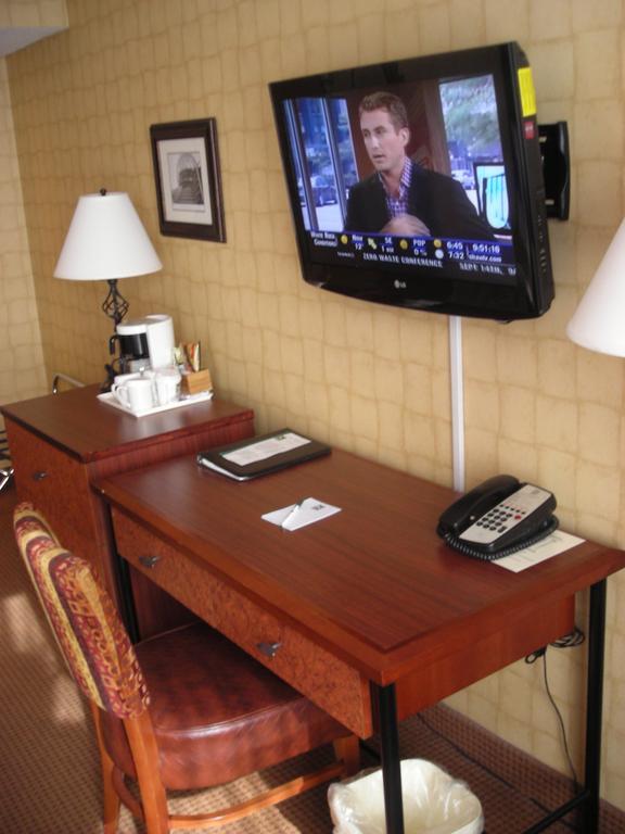 Quality Hotel Downtown-Inn At False Creek 밴쿠버 객실 사진